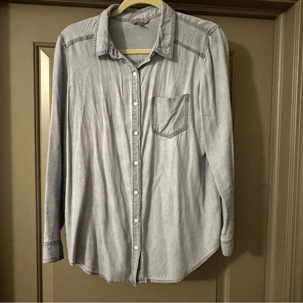 Light Gray Women's Button-Down Shirt with Chest Pocket